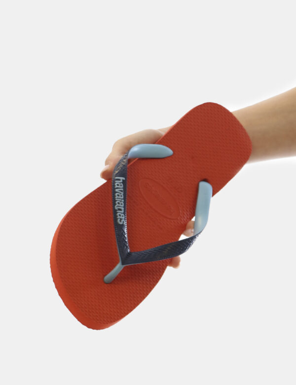 Infradito Havaianas Rosso - Ciabatte modello infradito in total rosso con stringa a Y blu navy. La calzata è comoda e aderen