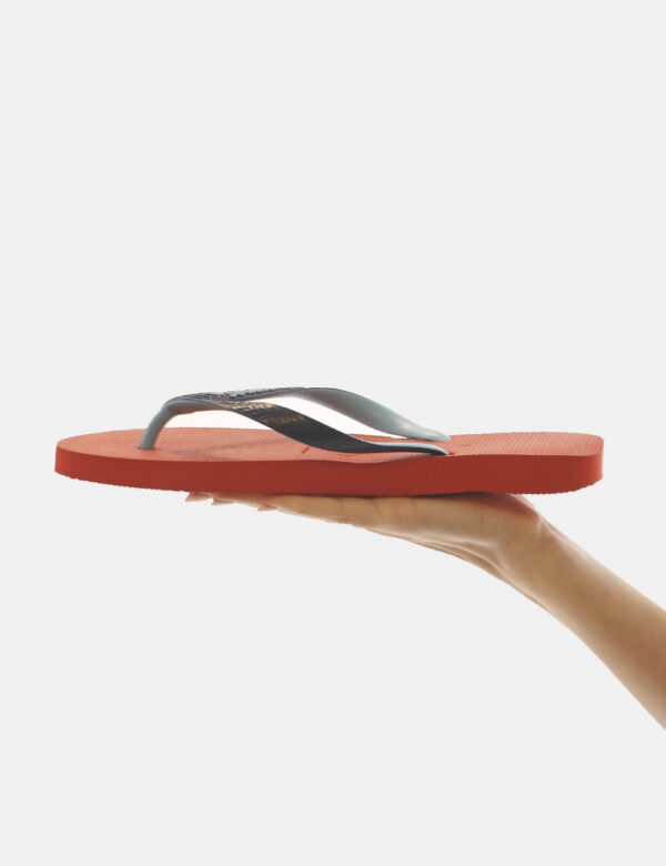 Infradito Havaianas Rosso - Ciabatte modello infradito in total rosso con stringa a Y blu navy. La calzata è comoda e aderen