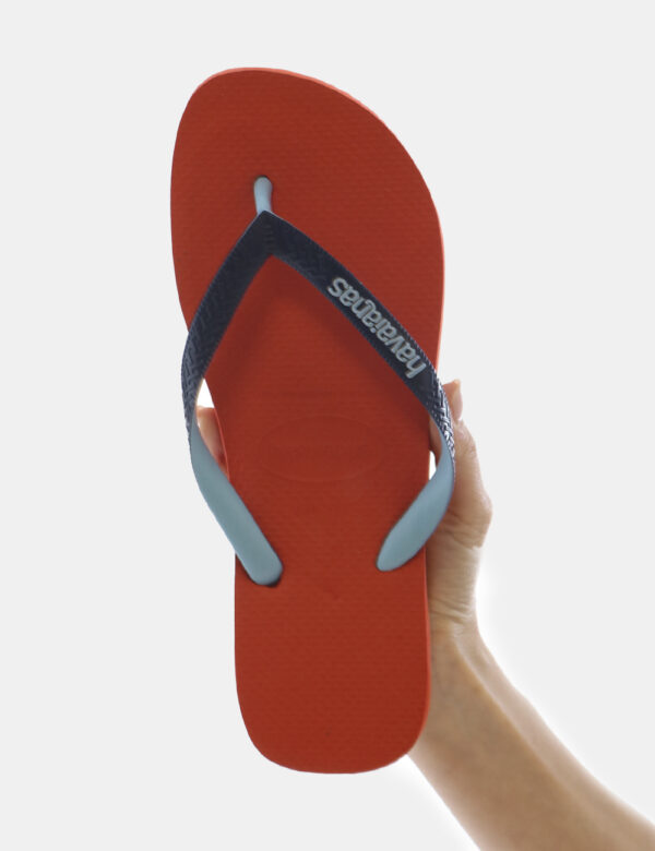 Infradito Havaianas Rosso - Ciabatte modello infradito in total rosso con stringa a Y blu navy. La calzata è comoda e aderen