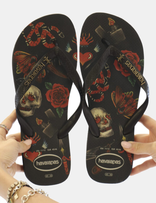 Infradito Havaianas Nero - Ciabatte modello infradito su base nera con stampa rose e teschi in bianco e rosso più stringa a