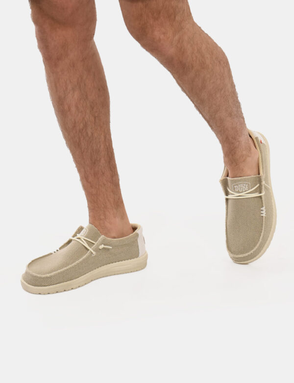 Scarpe Heydude Beige - Scarpe simil mocassino in tessuto beige con piccoli dettagli bianchi e rossi. L'indossatura è comoda