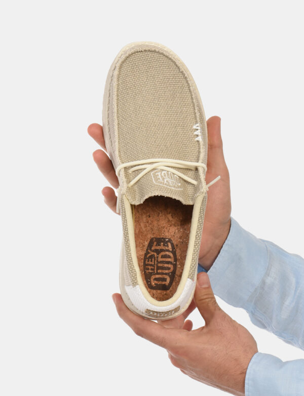 Scarpe Heydude Beige - Scarpe simil mocassino in tessuto beige con piccoli dettagli bianchi e rossi. L'indossatura è comoda