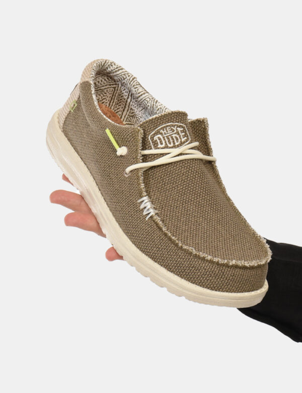 Scarpe Heydude Marrone - Scarpe simil mocassino in tessuto marrone con piccoli dettagli bianchi e verdi. L'indossatura è co