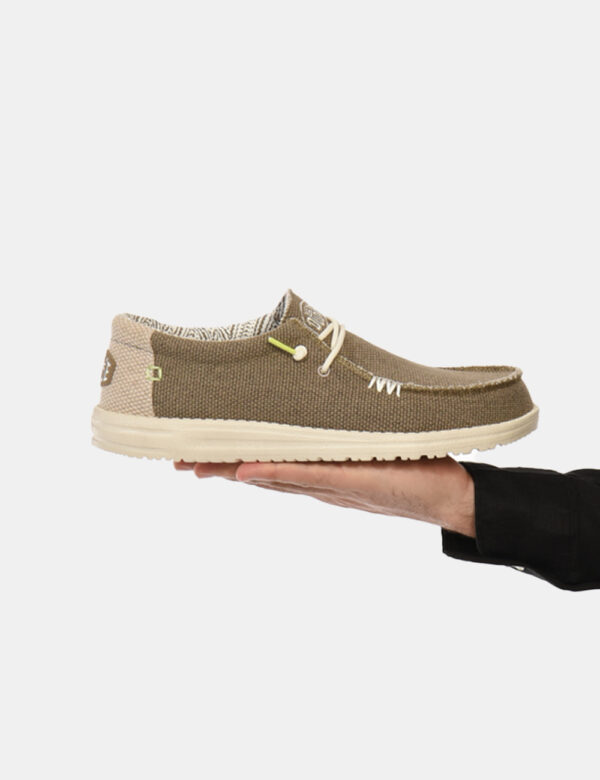 Scarpe Heydude Marrone - Scarpe simil mocassino in tessuto marrone con piccoli dettagli bianchi e verdi. L'indossatura è co