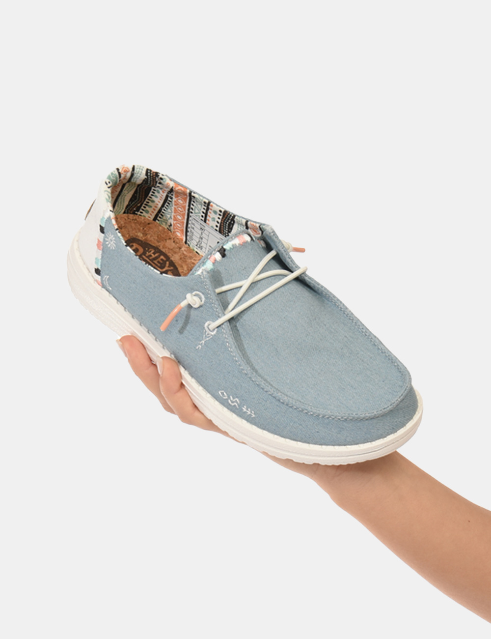 HD40054-WENDY-BOHO-W-OU_4MH_PE24_1 Scarpe Heydude Blu - Scarpe simil mocassino in tessuto blu denim con piccoli dettagli bianchi e arancioni. L'indossatura è c