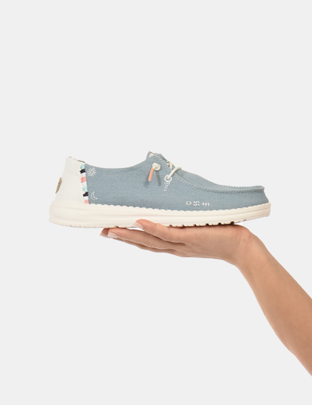 HD40054-WENDY-BOHO-W-OU_4MH_PE24_3 Scarpe Heydude Blu - Scarpe simil mocassino in tessuto blu denim con piccoli dettagli bianchi e arancioni. L'indossatura è c