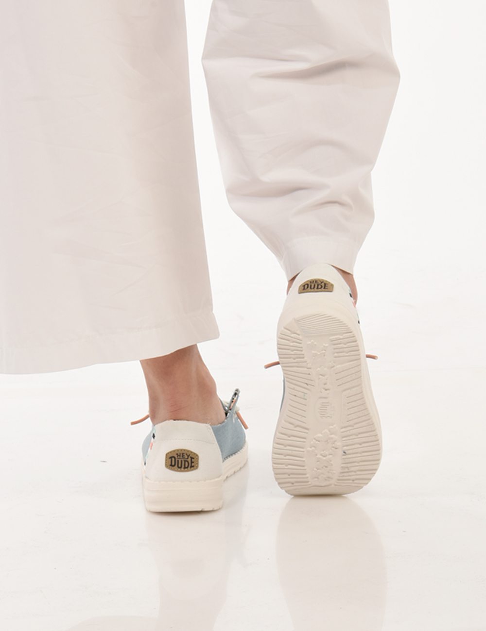 HD40054-WENDY-BOHO-W-OU_4MH_PE24_5 Scarpe Heydude Blu - Scarpe simil mocassino in tessuto blu denim con piccoli dettagli bianchi e arancioni. L'indossatura è c