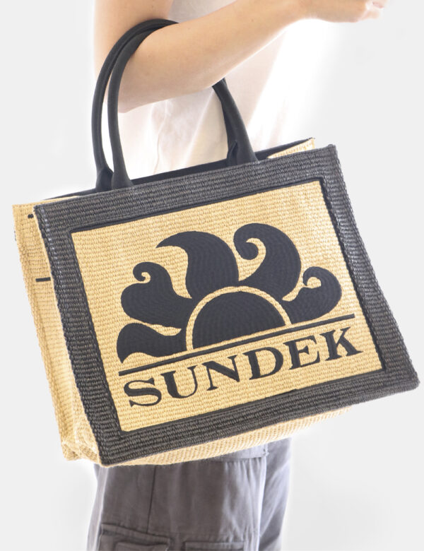 Borsa Sundek Beige - Borsa mare in simil paglia ed in tinta beige e nero, con logo brand coordinato. L'interno è capiente e