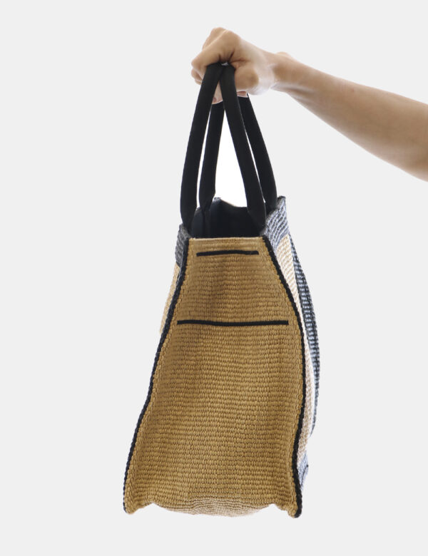 Borsa Sundek Beige - Borsa mare in simil paglia ed in tinta beige e nero, con logo brand coordinato. L'interno è capiente e