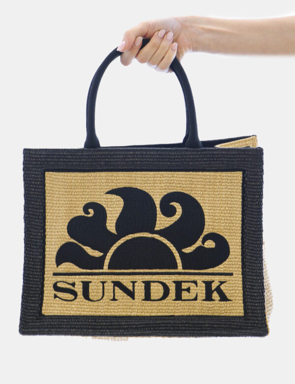 Borsa Sundek Beige - Borsa mare in simil paglia ed in tinta beige e nero, con logo brand coordinato. L'interno è capiente e
