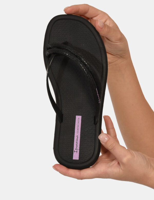 Infradito Ipanema Nero - Ciabatte modello infradito in total nero. La calzata è comoda e aderente. La suola sagomata garanti