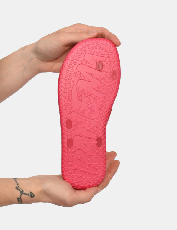 Infradito Ipanema Rosa - Ciabatte modello infradito in total rosa intenso. La calzata è comoda e aderente. La suola sagomata