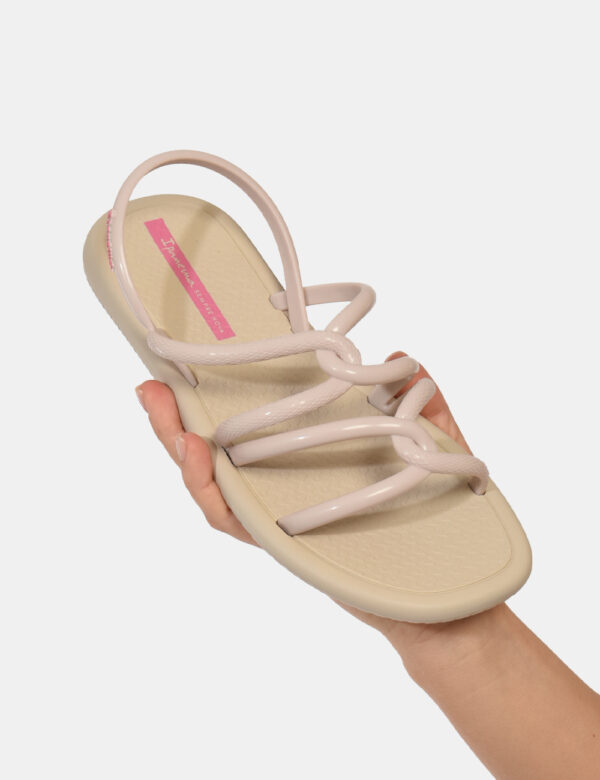 Ciabatte Ipanema Beige - Ciabatte modello sandalo in total beige. La calzata è comoda e aderente anche grazie a cinturino in