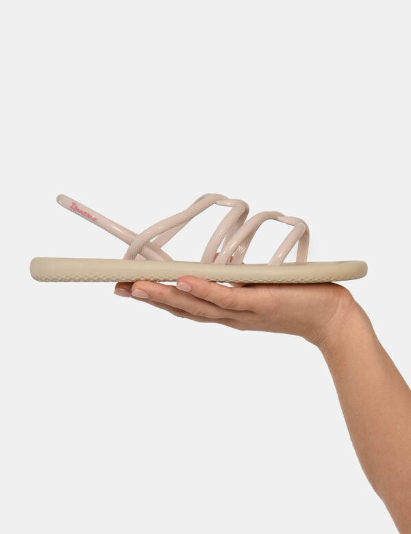 Ciabatte Ipanema Beige - Ciabatte modello sandalo in total beige. La calzata è comoda e aderente anche grazie a cinturino in