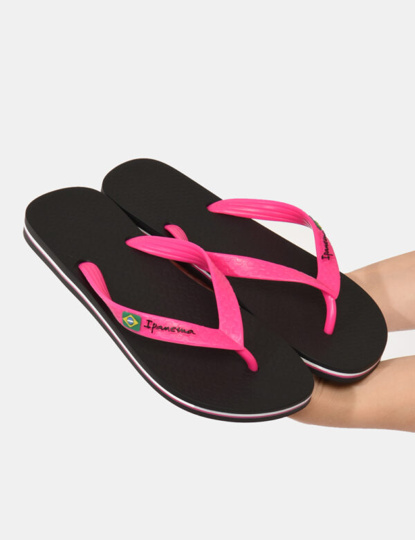 Ciabatte Ipanema Nero - Ciabatte modello infradito in total nero con cinturino a Y in rosa shocking. La calzata è comoda e a