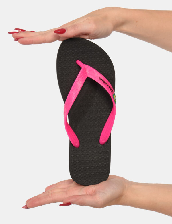Ciabatte Ipanema Nero - Ciabatte modello infradito in total nero con cinturino a Y in rosa shocking. La calzata è comoda e a