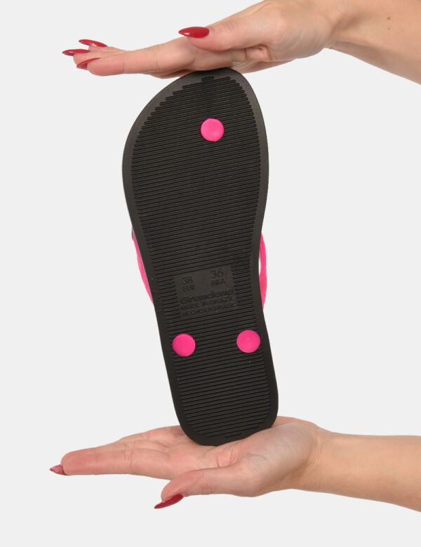 Ciabatte Ipanema Nero - Ciabatte modello infradito in total nero con cinturino a Y in rosa shocking. La calzata è comoda e a