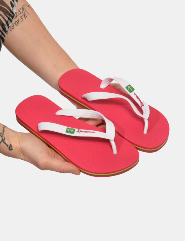 Infradito Ipanema Rosa - Ciabatte modello infradito su base rosa intenso con cinturino a Y bianco. La calzata è comoda e ade