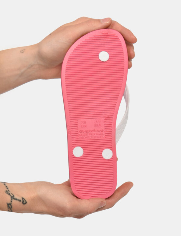 Infradito Ipanema Rosa - Ciabatte modello infradito su base rosa intenso con cinturino a Y bianco. La calzata è comoda e ade