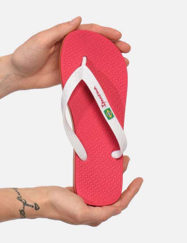 Infradito Ipanema Rosa - Ciabatte modello infradito su base rosa intenso con cinturino a Y bianco. La calzata è comoda e ade