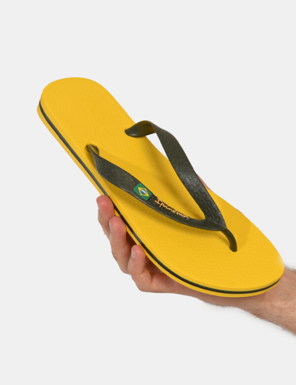 Infradito Ipanema Giallo - Ciabatte modello infradito su base gialla con cinturino a Y in verde militare. La calzata è comod