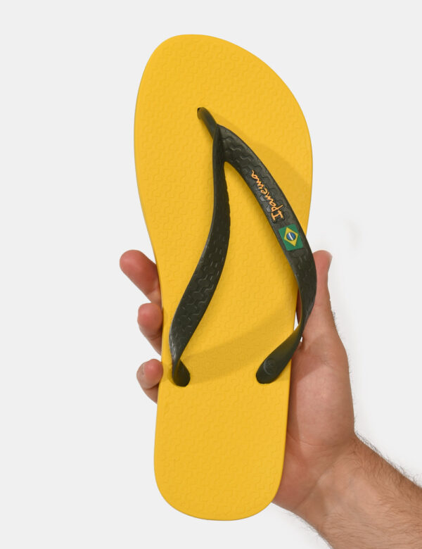 Infradito Ipanema Giallo - Ciabatte modello infradito su base gialla con cinturino a Y in verde militare. La calzata è comod