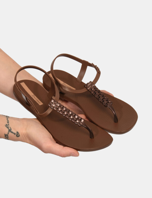 Infradito Ipanema Marrone - Ciabatte modello infradito su base marrone bronze. La calzata è comoda e aderente anche grazie a