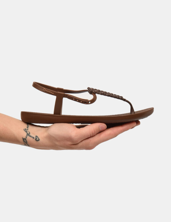 Infradito Ipanema Marrone - Ciabatte modello infradito su base marrone bronze. La calzata è comoda e aderente anche grazie a