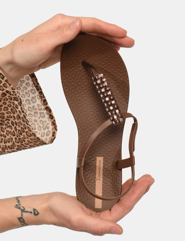 Infradito Ipanema Marrone - Ciabatte modello infradito su base marrone bronze. La calzata è comoda e aderente anche grazie a