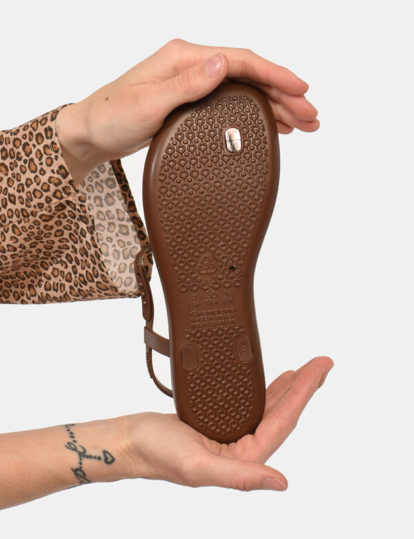 Infradito Ipanema Marrone - Ciabatte modello infradito su base marrone bronze. La calzata è comoda e aderente anche grazie a