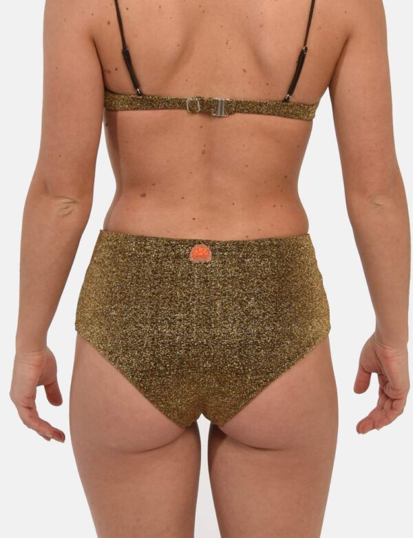 Slip Sundek Oro - Slip costume modello a vita alta su base marrone intenso con filo lurex dorato. La vestibilità è morbida e