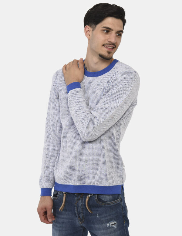 Maglione Berna Bianco - Originale maglione leggero su base blu elettrico con trama simil nido d'ape in bianco. La vestibilit