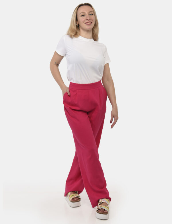 Pantaloni Rue De Clerie Fucsia - Pantaloni larghi in total fucsia con tasche a taglio trasversale. La vestibilità è morbida