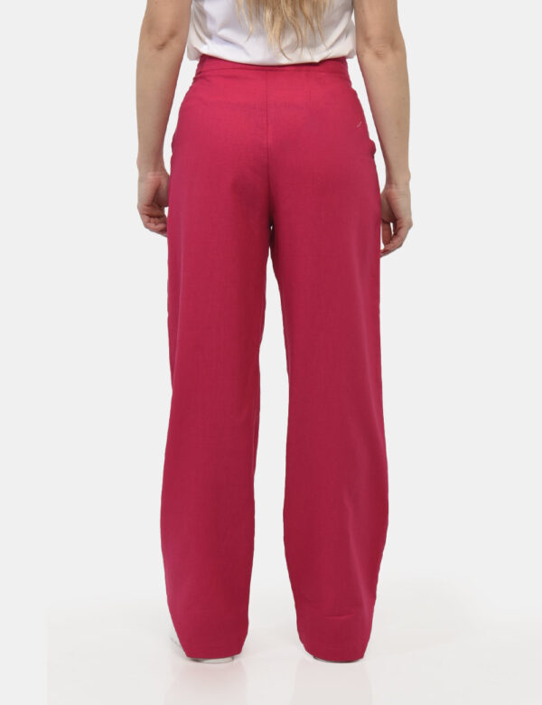 Pantaloni Rue De Clerie Fucsia - Pantaloni larghi in total fucsia con tasche a taglio trasversale. La vestibilità è morbida