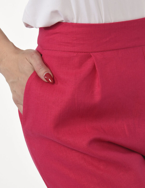 Pantaloni Rue De Clerie Fucsia - Pantaloni larghi in total fucsia con tasche a taglio trasversale. La vestibilità è morbida