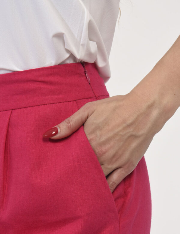 Pantaloni Rue De Clerie Fucsia - Pantaloni larghi in total fucsia con tasche a taglio trasversale. La vestibilità è morbida
