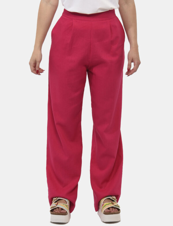 Pantaloni Rue De Clerie Fucsia - Pantaloni larghi in total fucsia con tasche a taglio trasversale. La vestibilità è morbida