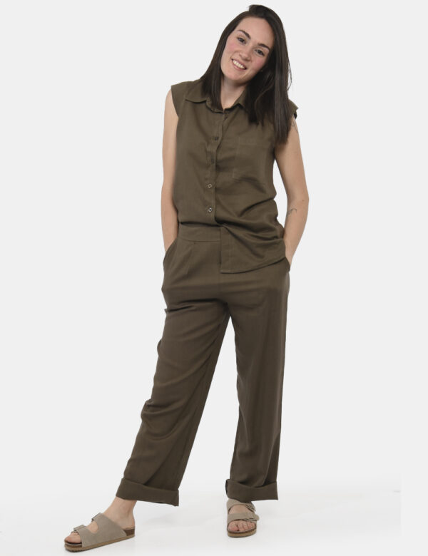 Pantaloni Rue De Clerie Verde - Pantaloni larghi in total verde militare con tasche a taglio trasversale. La vestibilità è m