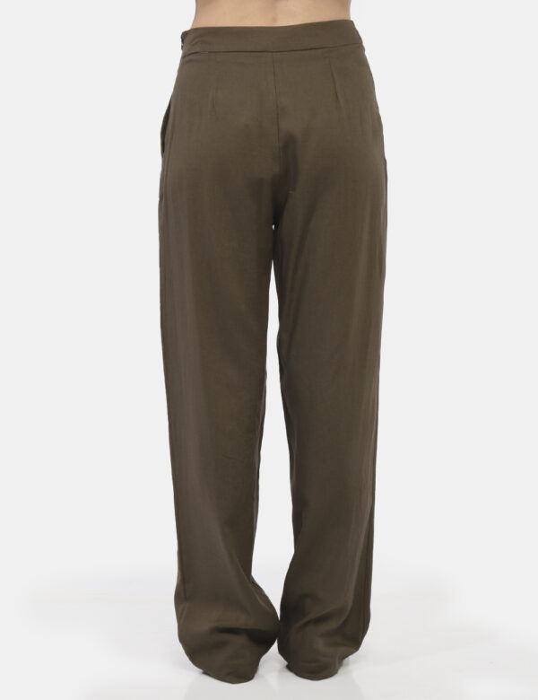 Pantaloni Rue De Clerie Verde - Pantaloni larghi in total verde militare con tasche a taglio trasversale. La vestibilità è m