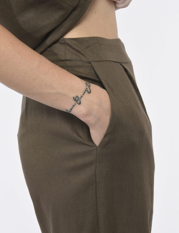 Pantaloni Rue De Clerie Verde - Pantaloni larghi in total verde militare con tasche a taglio trasversale. La vestibilità è m