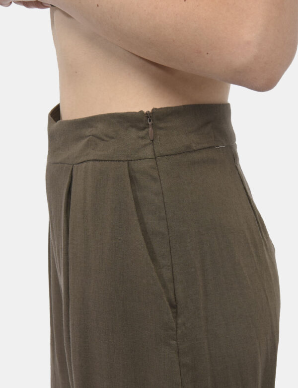 Pantaloni Rue De Clerie Verde - Pantaloni larghi in total verde militare con tasche a taglio trasversale. La vestibilità è m