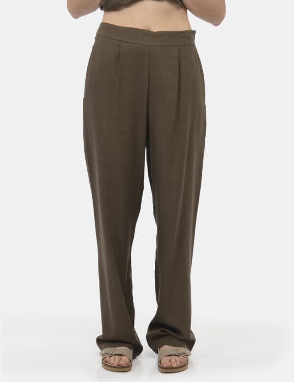 Pantaloni Rue De Clerie Verde - Pantaloni larghi in total verde militare con tasche a taglio trasversale. La vestibilità è m