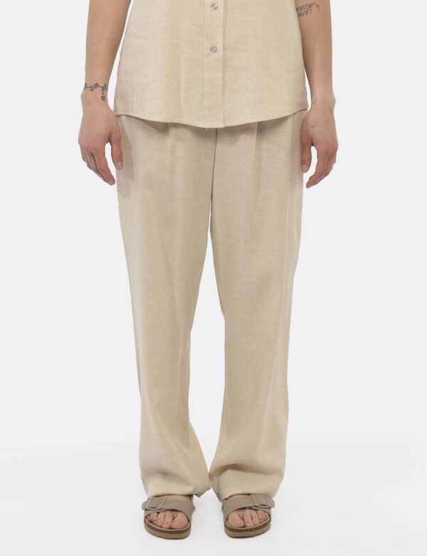 Pantaloni Rue De Clerie Beige - Pantaloni larghi in total beige con tasche a taglio trasversale. La vestibilità è morbida e