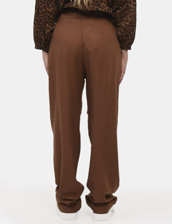 Pantaloni Rue De Clerie Marrone - Pantaloni larghi in total marrone tabacco con tasche a taglio trasversale. La vestibilità