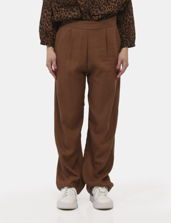 Pantaloni Rue De Clerie Marrone - Pantaloni larghi in total marrone tabacco con tasche a taglio trasversale. La vestibilità