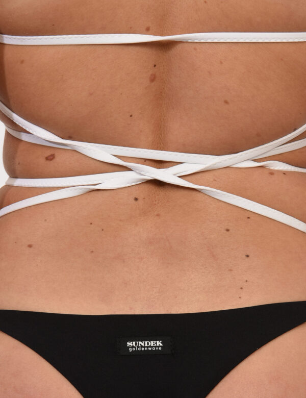 Top Sundek Nero - Costume modello bikini a triangolo su base nera con bordatura bianca. La vestibilità è morbida e regolabil