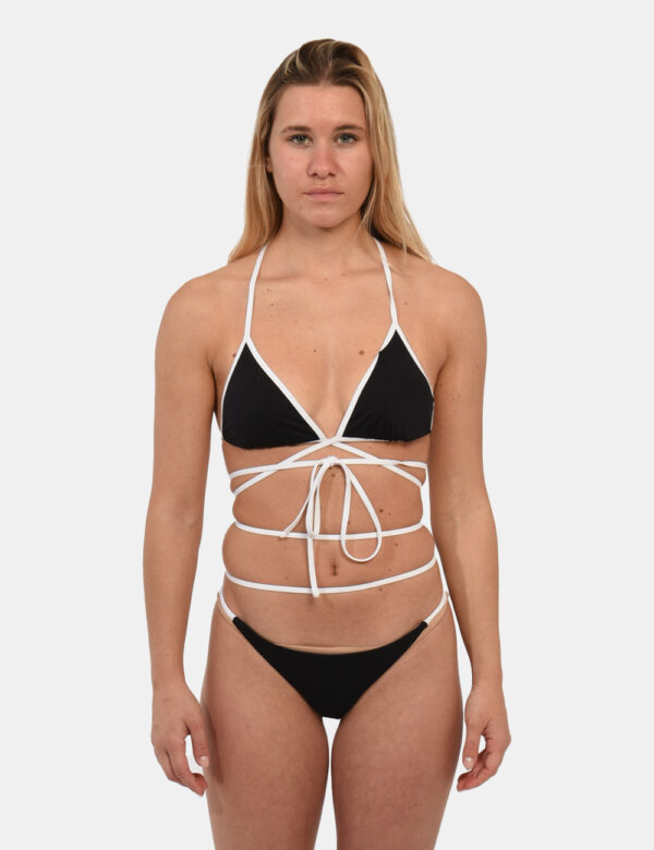 Top Sundek Nero - Costume modello bikini a triangolo su base nera con bordatura bianca. La vestibilità è morbida e regolabil
