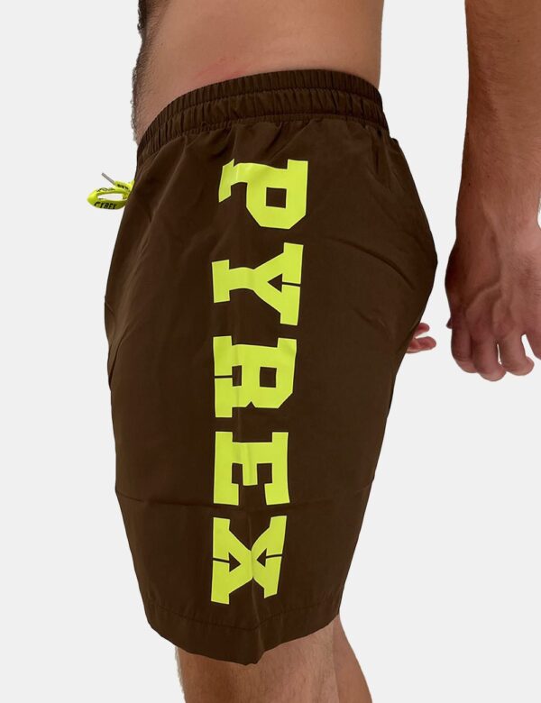 Costume Pyrex con taschino e logo - 100% poliestereLa vestibilità del capo è regolareCod. Art. PY80504 sqVi ricordiamo che