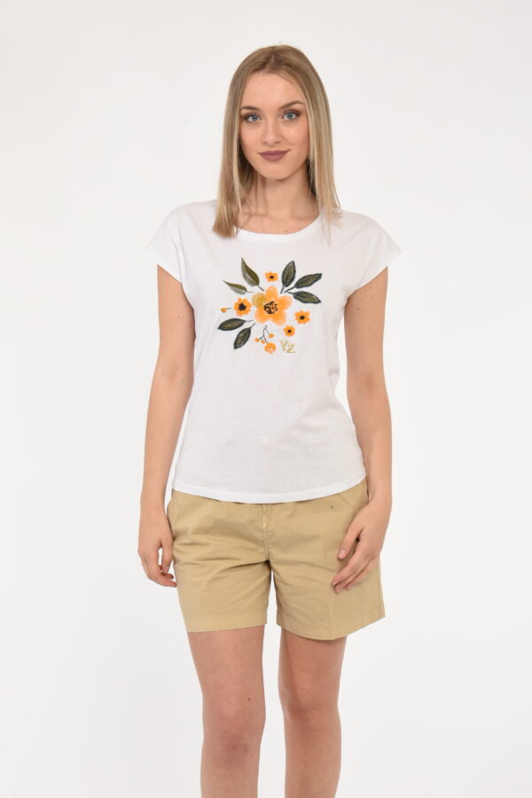 T-shirt Yes Zee Bianco - T-shirt su base bianca con stampa floreale ricamata in tonalità verde e arancione. La vestibilità è