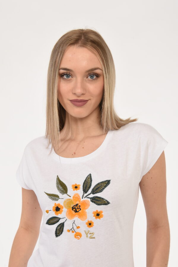 T-shirt Yes Zee Bianco - T-shirt su base bianca con stampa floreale ricamata in tonalità verde e arancione. La vestibilità è